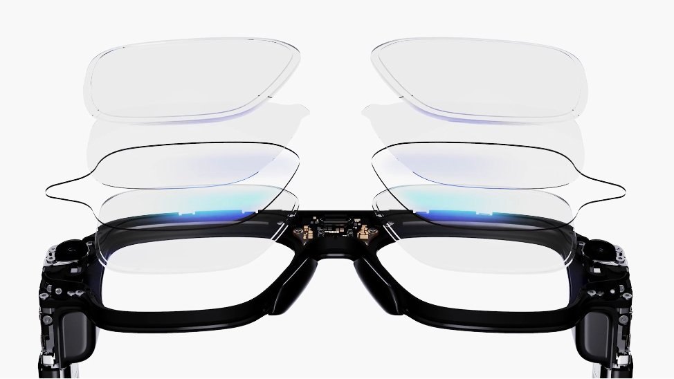 Snap Specs 正面图,展示较厚的镜框结构和透明镜片前的显示模组。