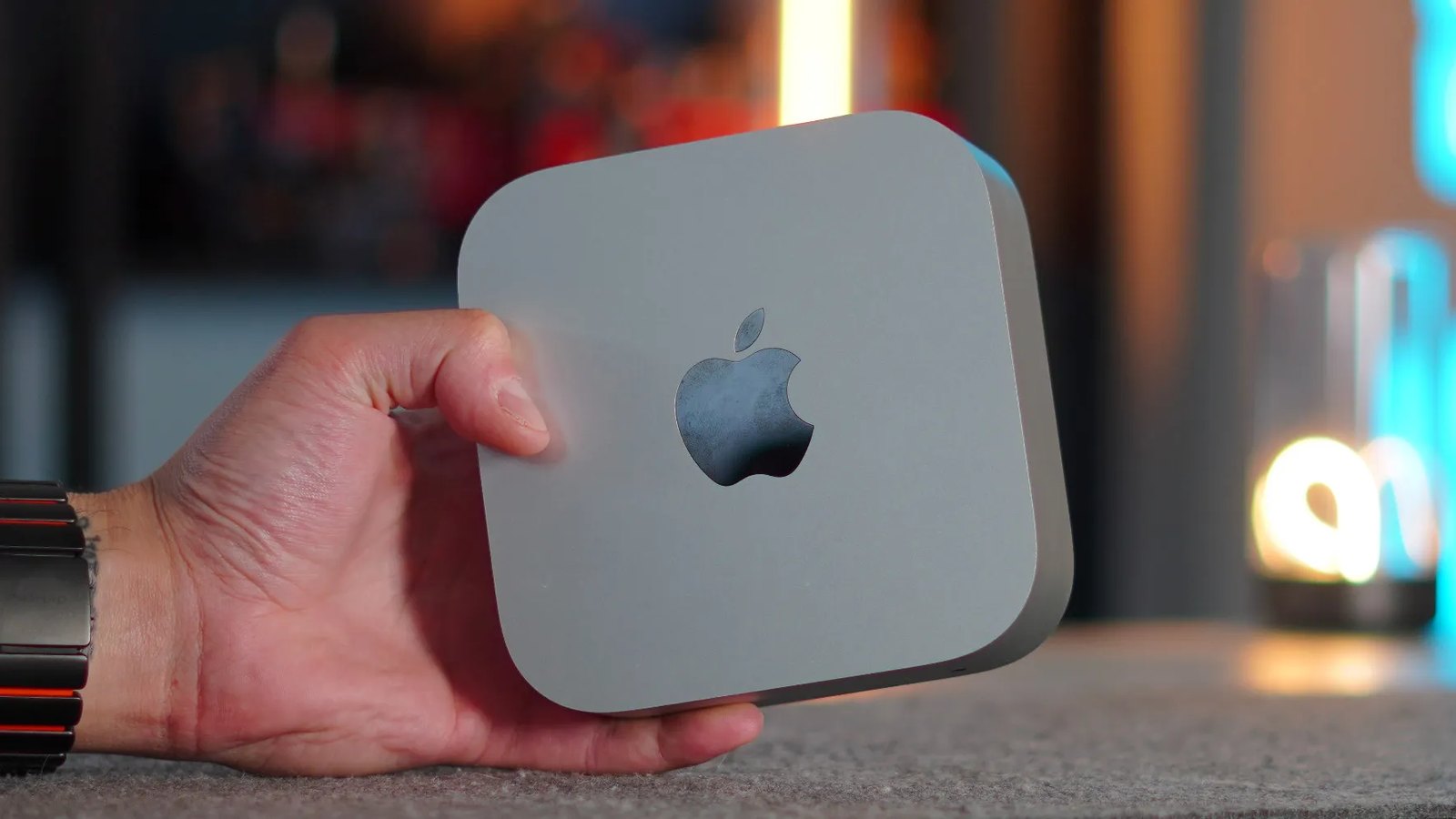 Mac mini 主机。