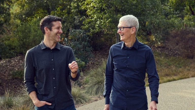 Tim Cook 与 John Ternus 同台谈 CEO 交接：9 月 1 日正式交接