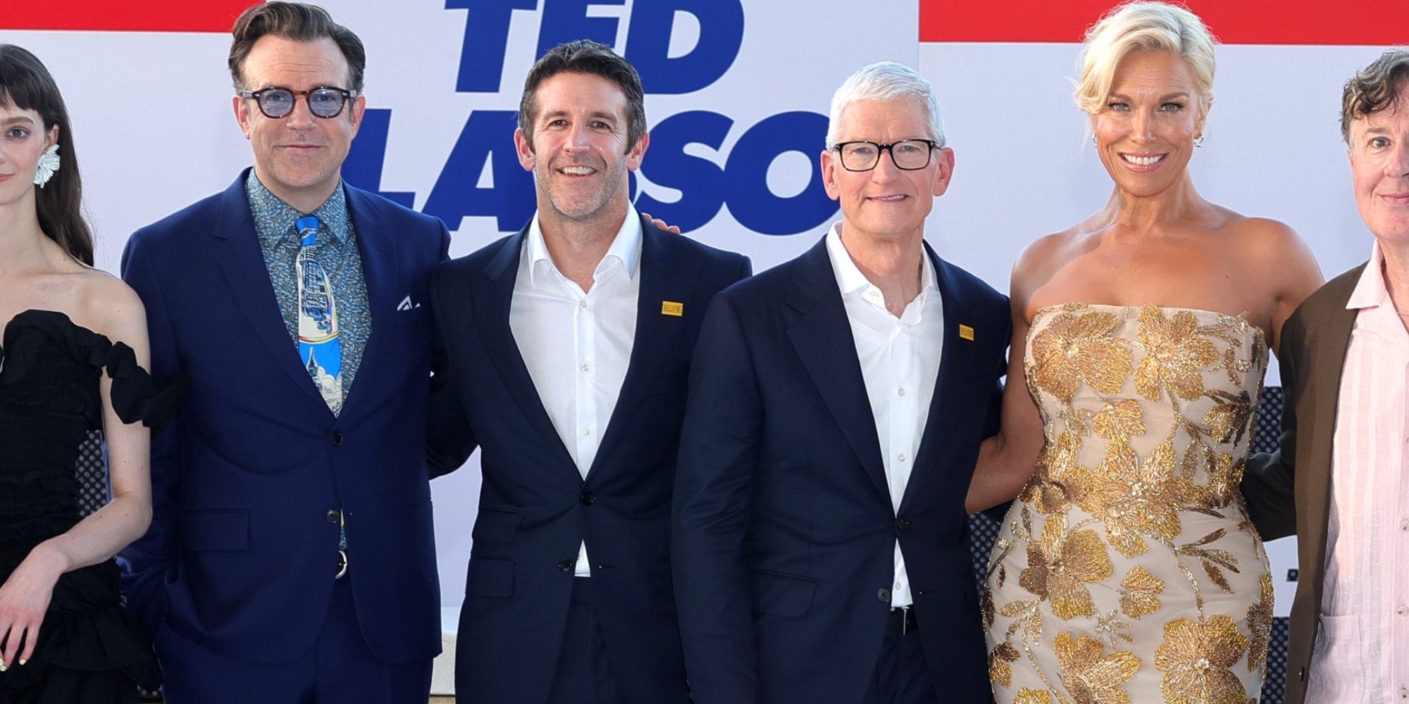 Tim Cook 和 John Ternus 在 Ted Lasso 第四季首映式红毯上