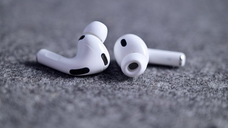 AirPods Pro 4 传闻汇总：摄像头版要等明年