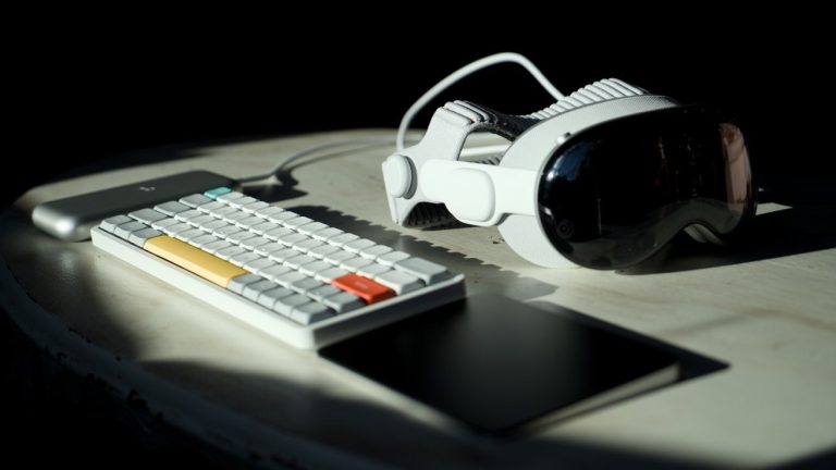 苹果裁掉整个 VR 团队，Vision Products Group 转向智能眼镜