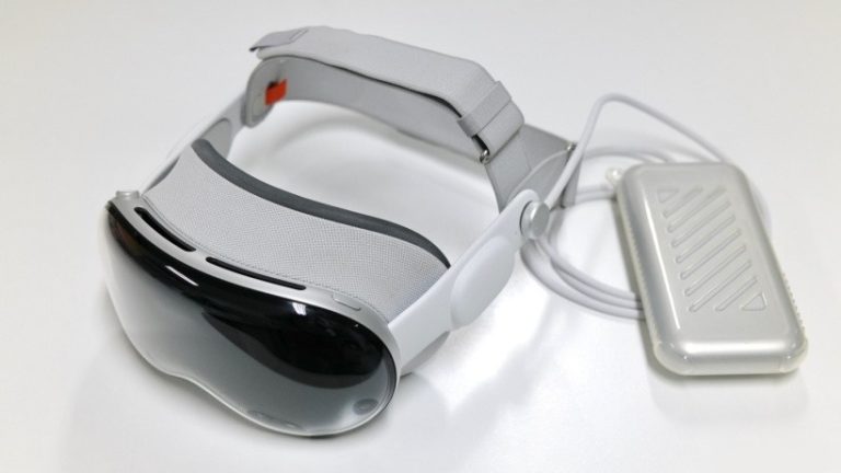 Vision Pro 门店月销 1 台，产品线去留现分歧