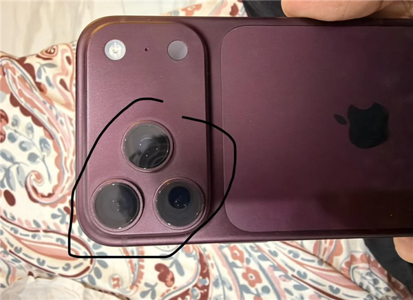 用户晒出的 iPhone 18 Pro 褪色部位