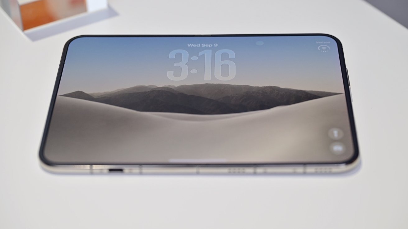 iPhone Duo 半展开状态的渲染图