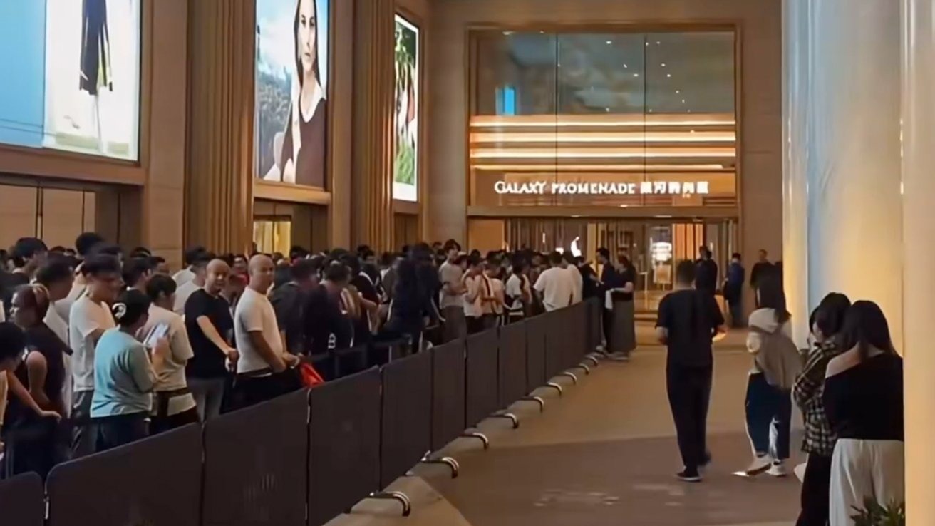 苹果门店外排队的 iPhone Duo 消费者