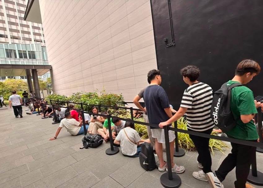 苹果门店外排队的消费者队伍