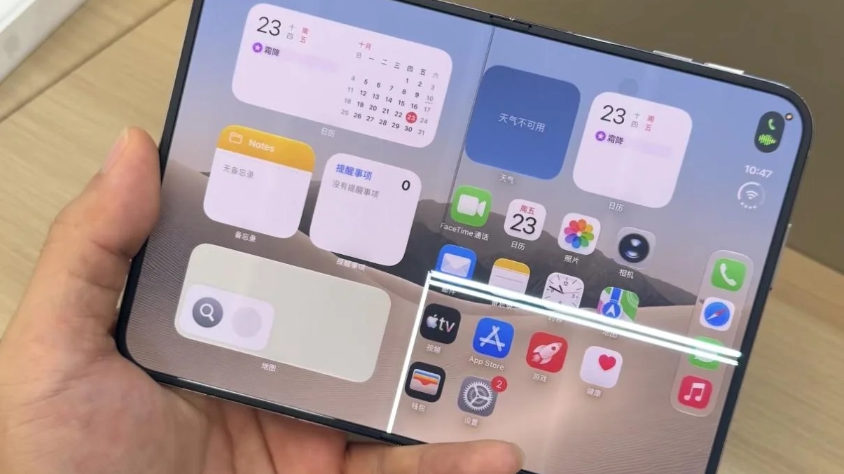 沿铰链开裂的iPhone Duo内屏
